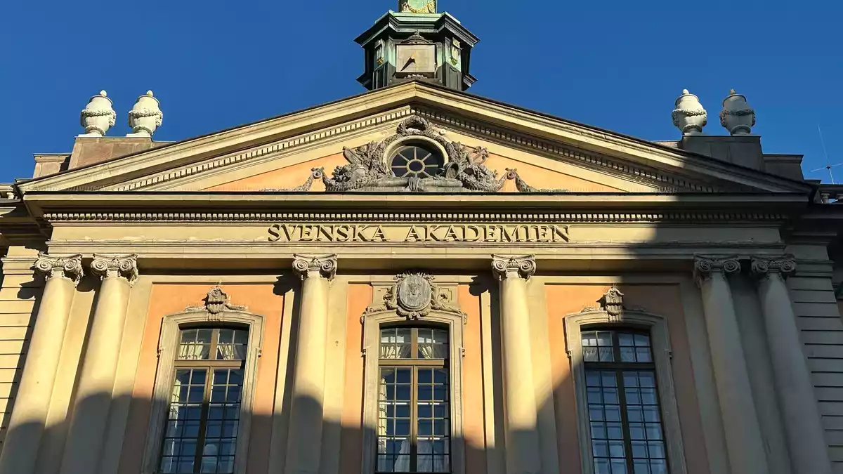 Die Schwedische Akademie hat in der Stockholmer Altstadt das Geheimnis gelüftet, wen sie mit dem Literaturnobelpreis auszeichnet. - Bild: Steffen Trumpf/dpa