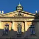Die Schwedische Akademie hat in der Stockholmer Altstadt das Geheimnis gelüftet, wen sie mit dem Literaturnobelpreis auszeichnet. - Bild: Steffen Trumpf/dpa