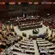 Die umstrittene Wahlrechtsreform hat ihre letzte parlamentarische Hürde genommen. - Bild: Andrew Medichini/AP/dpa