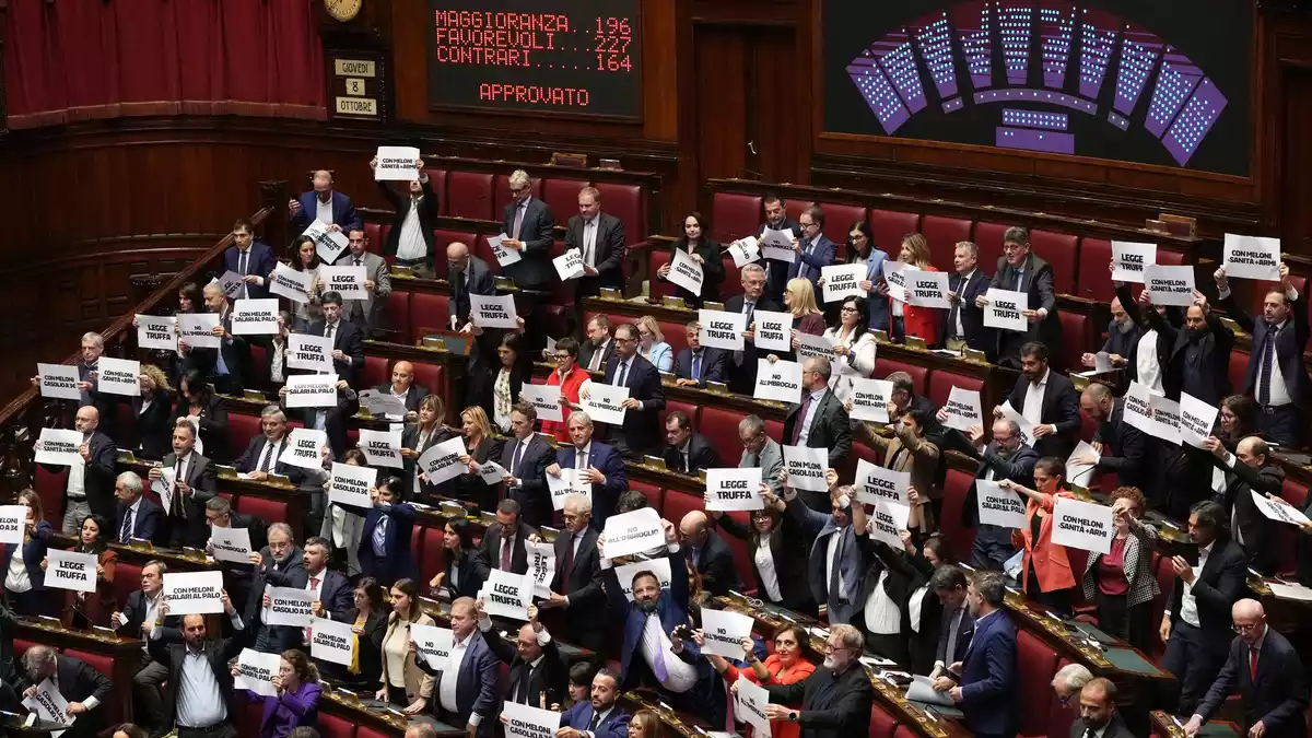 Die linke Opposition kritisiert das Vorhaben und nennt die Reform Betrugsgesetz. - Bild: Andrew Medichini/AP/dpa