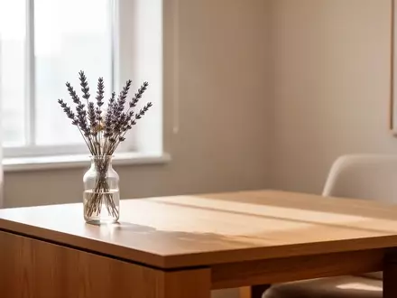Ein minimalistisch gestalteter, heller Behandlungsraum mit einer Vase auf einem Holztisch in ruhiger, freundlicher Atmosphäre. - Foto: über boerse-global.de