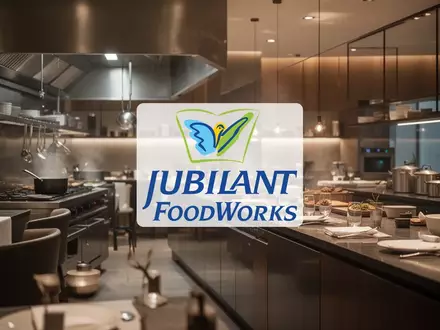 Moderne, professionelle Restaurantküche in gedämpftem Licht als Symbol für die Gastronomiebranche. - Foto: über boerse-global.de