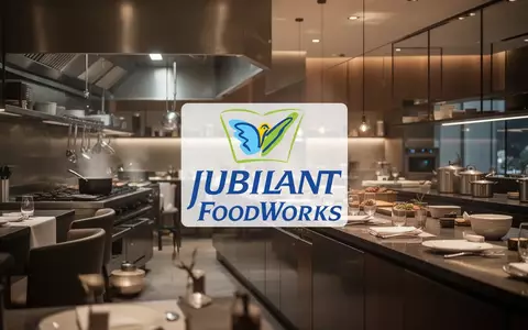 Moderne, professionelle Restaurantküche in gedämpftem Licht als Symbol für die Gastronomiebranche. - Foto: über boerse-global.de