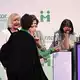 Die Anwesenden nahmen den Patzer mit Humor.  - Bild: Felix Kästle/dpa