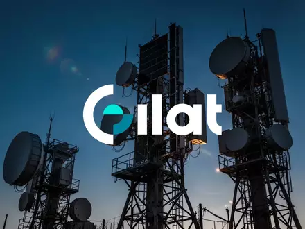 Hochmoderne Satellitenantenne vor einem tiefblauen Abendhimmel als Symbol für moderne Verteidigungstechnologie. - Foto: über boerse-global.de