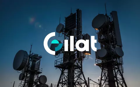 Hochmoderne Satellitenantenne vor einem tiefblauen Abendhimmel als Symbol für moderne Verteidigungstechnologie. - Foto: über boerse-global.de