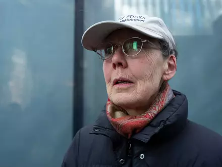 Anne Carson - hier 2019 in New York - ist die diesjährige Literaturnobelpreisträgerin. (Archivbild) - Foto: Mark Lennihan/AP/dpa