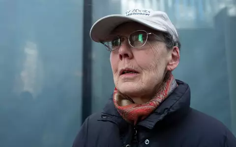 Anne Carson - hier 2019 in New York - ist die diesjährige Literaturnobelpreisträgerin. (Archivbild) - Foto: Mark Lennihan/AP/dpa