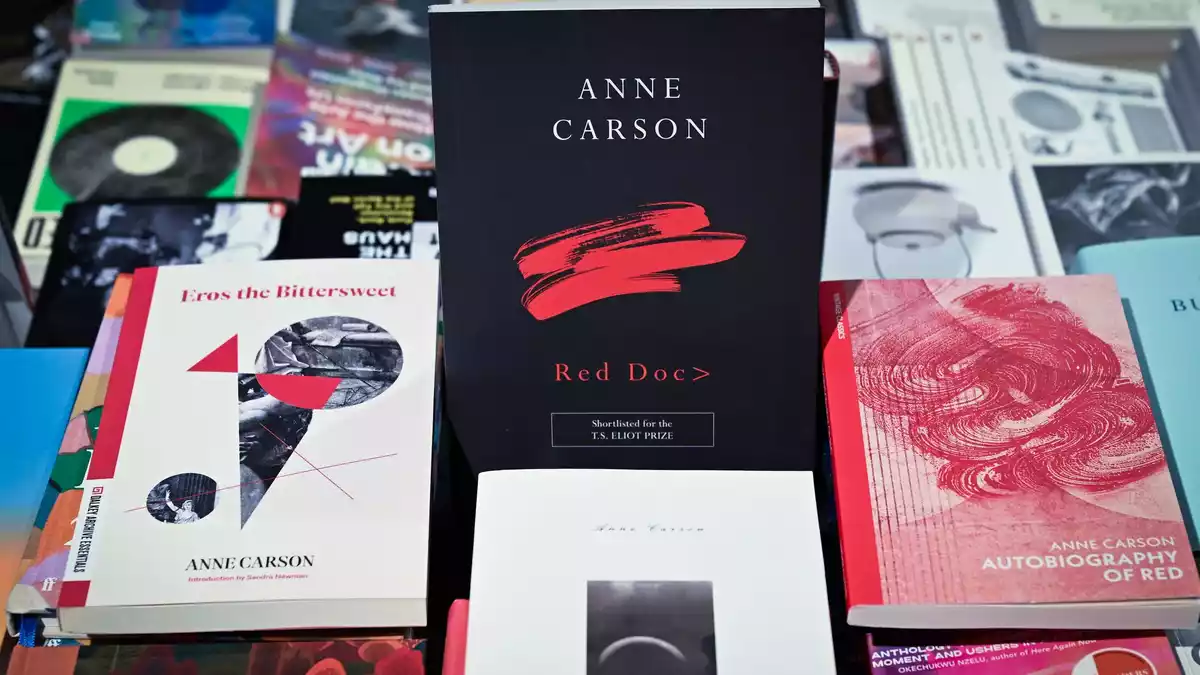Bücher von Anne Carson im Berliner Kulturkaufhaus Dussmann. - Bild: Soeren Stache/dpa