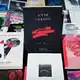 Bücher von Anne Carson im Berliner Kulturkaufhaus Dussmann. - Bild: Soeren Stache/dpa