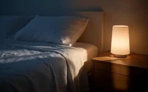Ein minimalistisch eingerichtetes Schlafzimmer in der Dämmerung mit Fokus auf Bettwäsche und sanftem Licht. - Foto: über boerse-global.de