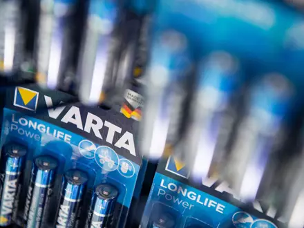 Die Haushaltsbatterien-Sparte von Varta löst sich vom Mutterkonzern. (Archivbild)  - Foto: Marijan Murat/dpa