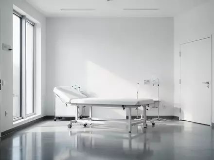 Ein minimalistischer, heller Behandlungsraum in einer medizinischen Einrichtung mit klaren architektonischen Linien. - Foto: ĂŒber boerse-global.de