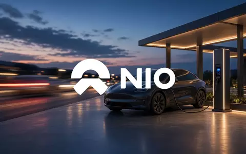 Moderne Ladestation für Elektroautos in einer technologisch fortschrittlichen Umgebung bei Dämmerung. - Foto: über boerse-global.de