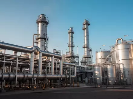 Moderne Industrieanlage eines Chemieunternehmens unter blauem Himmel. - Foto: über boerse-global.de