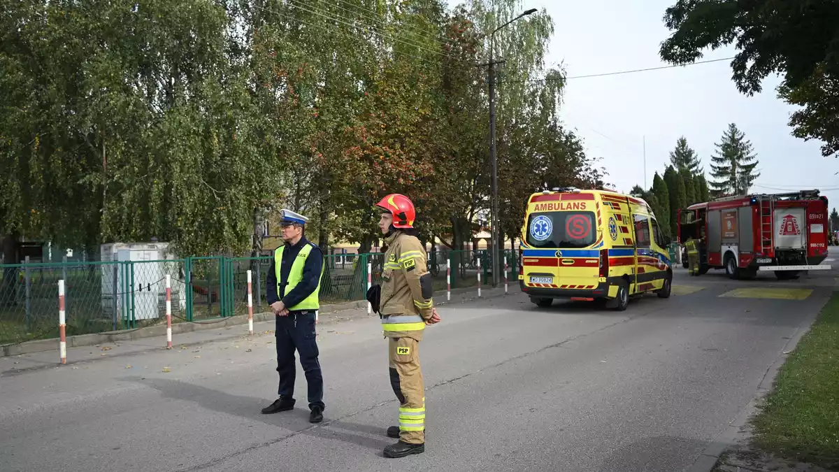 Rettungskräfte und Polizei im Einsatz vor der Grundschule in Polen, wo bei einer Messerattacke eine Frau ums Leben kam.  - Bild: Marcin Obara/PAP/dpa