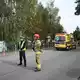 Rettungskräfte und Polizei im Einsatz vor der Grundschule in Polen, wo bei einer Messerattacke eine Frau ums Leben kam.  - Bild: Marcin Obara/PAP/dpa