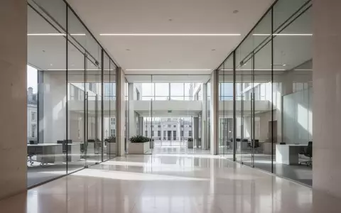 Ein minimalistisches, modernes Bürogebäude mit klaren Linien und natürlichem Licht, ohne Text oder Personen. - Foto: über boerse-global.de