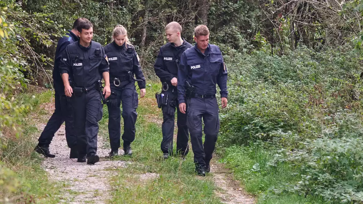 Polizisten suchten das Gebiet auch am Donnerstag weiter nach Spuren des Tiers ab. - Bild: Peter Kneffel/dpa