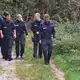 Polizisten suchten das Gebiet auch am Donnerstag weiter nach Spuren des Tiers ab. - Bild: Peter Kneffel/dpa