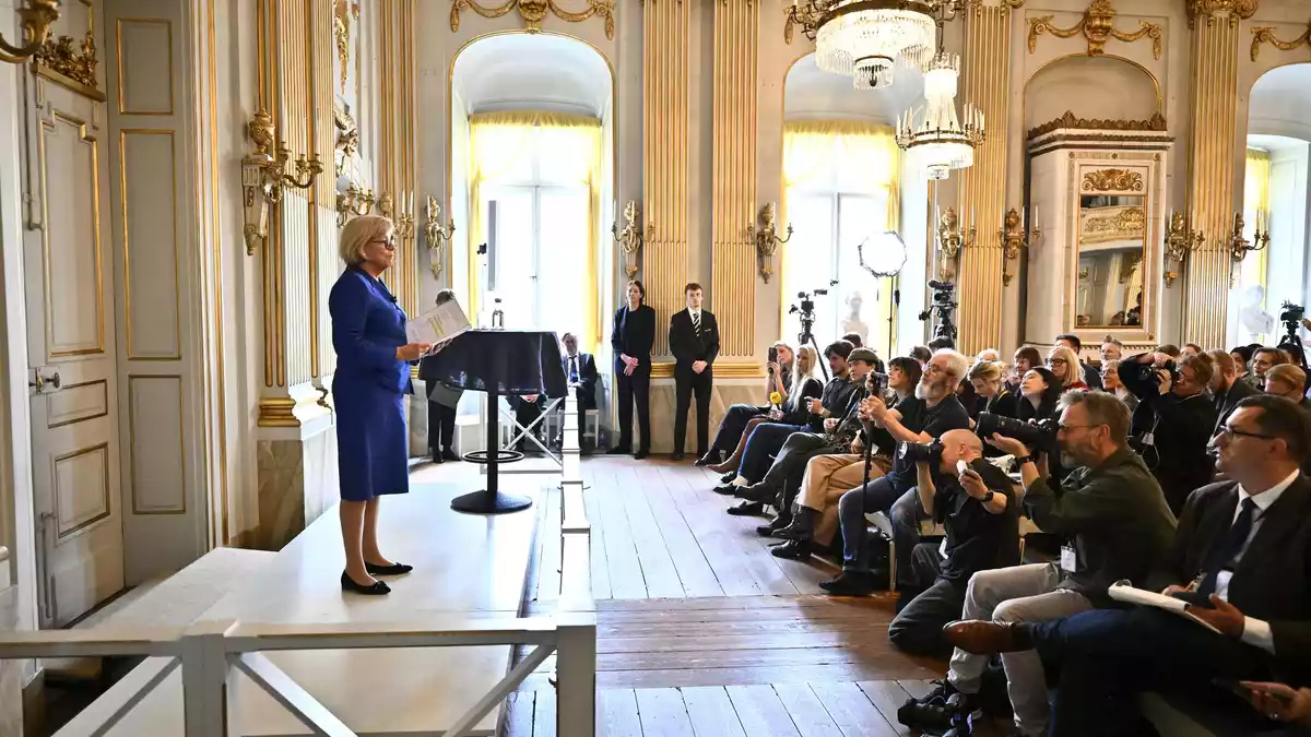 In Stockholm verkündete die Ständige Sekretärin der Schwedischen Akademie, Ingrid Carlberg, die Nobelpreisträgerin.  - Bild: Christine Olsson/TT News Agency/AP/dpa