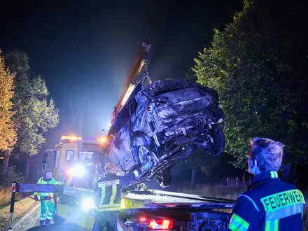 An der Unfallstelle wird das ausgebrannte Autowrack sichergestellt. - Foto: Annette Riedl/dpa