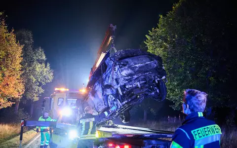 An der Unfallstelle wird das ausgebrannte Autowrack sichergestellt. - Foto: Annette Riedl/dpa