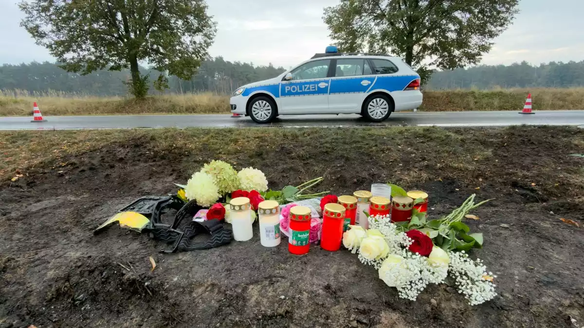 Die Trauer nach dem tragischen Verkehrsunfall bei Biesenthal im nordöstlichen Brandenburg ist groß. - Bild: Marco Porzig/dpa