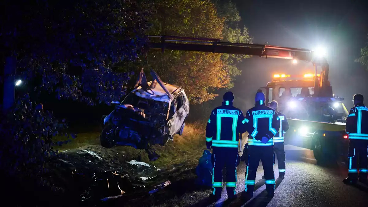 Bei dem Unfall kamen vier Menschen ums Leben, die auf Mopeds unterwegs waren. - Bild: Annette Riedl/dpa