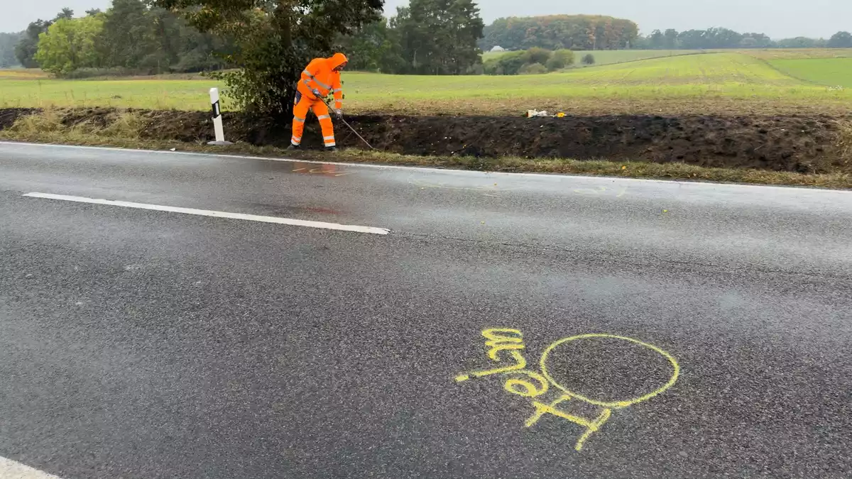 Gelbe Markierungen auf der Fahrbahn dienen zur Aufnahme des Unfallgeschehens.  - Bild: Marco Porzig/dpa