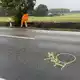 Gelbe Markierungen auf der Fahrbahn dienen zur Aufnahme des Unfallgeschehens.  - Bild: Marco Porzig/dpa
