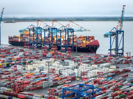 Die WTO korrigiert ihre Prognose für den Welthandel 2026 deutlich nach oben - Foto: Sina Schuldt/dpa