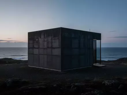Ein einsames, modernes Netzwerkgebäude in einer kargen Küstenlandschaft während der Dämmerung. - Foto: über boerse-global.de