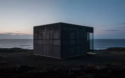 Ein einsames, modernes Netzwerkgebäude in einer kargen Küstenlandschaft während der Dämmerung. - Foto: über boerse-global.de