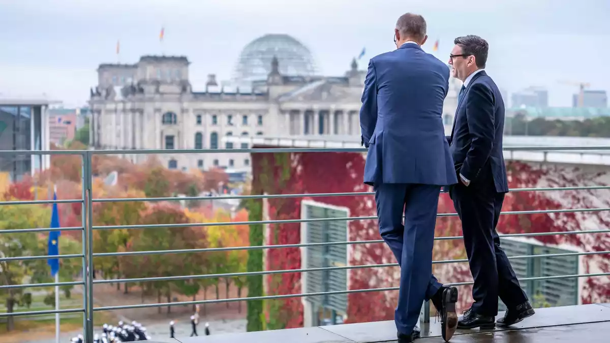 Beim Treffen mit seinem britischen Amtskollegen Andy Burnham sprach Kanzler Merz von einem historischen Tag.  - Bild: Michael Kappeler/dpa