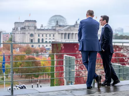 Beim Treffen mit seinem britischen Amtskollegen Andy Burnham sprach Kanzler Merz von einem historischen Tag. - Foto: Michael Kappeler/dpa