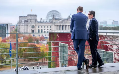 Beim Treffen mit seinem britischen Amtskollegen Andy Burnham sprach Kanzler Merz von einem historischen Tag.  - Foto: Michael Kappeler/dpa