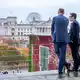 Beim Treffen mit seinem britischen Amtskollegen Andy Burnham sprach Kanzler Merz von einem historischen Tag.  - Bild: Michael Kappeler/dpa