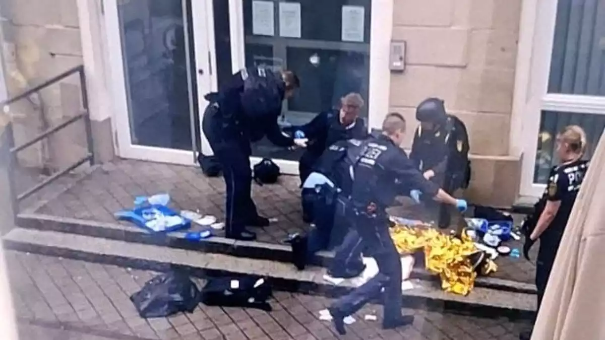 Der Mann wurde laut LKA im Innenhof des Rathauses erschossen.  - Bild: Christian Klemm/dpa