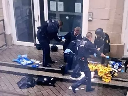 Der Mann wurde laut LKA im Innenhof des Rathauses erschossen. - Foto: Christian Klemm/dpa