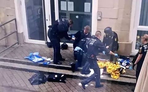 Der Mann wurde laut LKA im Innenhof des Rathauses erschossen.  - Foto: Christian Klemm/dpa