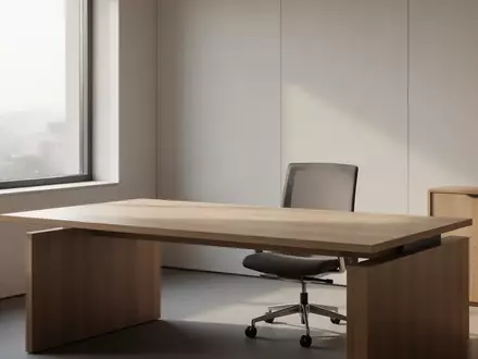 Ein aufgeräumter, leerer Schreibtisch in einem hellen, modernen Büro bei Tageslicht. - Foto: über boerse-global.de