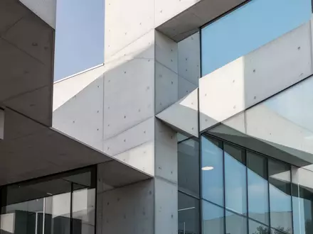 Moderne, minimalistische Architektur eines Regierungsgebäudes bei Tageslicht. - Foto: über boerse-global.de