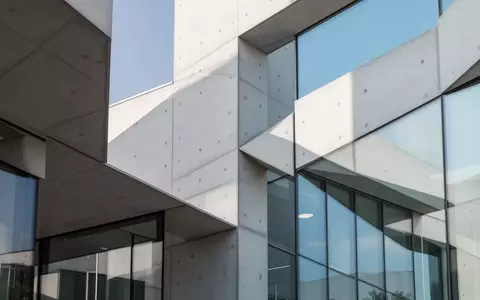 Moderne, minimalistische Architektur eines Regierungsgebäudes bei Tageslicht. - Foto: über boerse-global.de