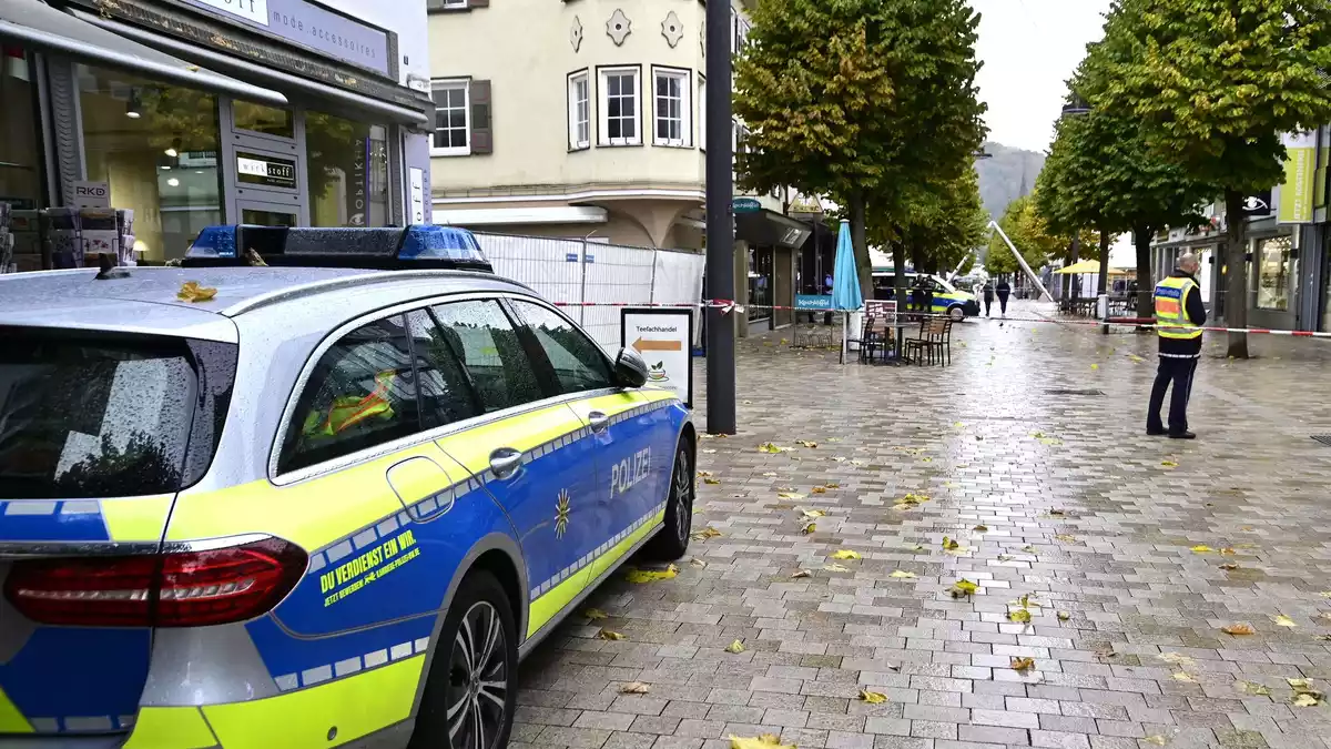 Die Polizei sperrte die Straßen rund um den Tatort weiträumig ab. - Bild: Roland Sprich/dpa