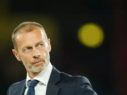 Aleksander Ceferin will UEFA-Präsident bleiben. (Archivbild) - Foto: Darko Bandic/AP/dpa