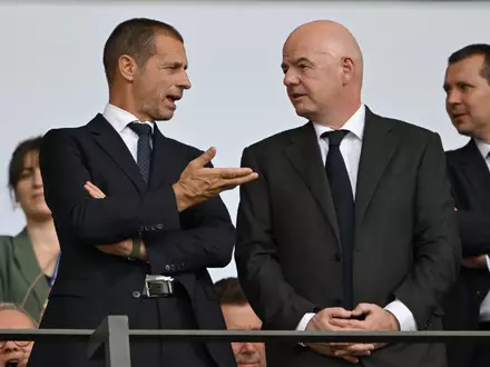 Aleksander Ceferin (l) will UEFA-Präsident bleiben und fordert nicht Gianni Infantino (r) heraus.  - Foto: Robert Michael/dpa