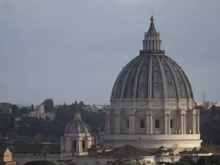 Michelangelo (1475-1564) ist eng mit dem Vatikan verbunden. Papst Julius II. beauftragte ihn 1508 mit der Ausmalung der Decke der Sixtinischen Kapelle. Später übernahm Michelangelo die architektonische Leitung des Petersdoms. (Archivfoto) - Foto: Marijan Murat/dpa