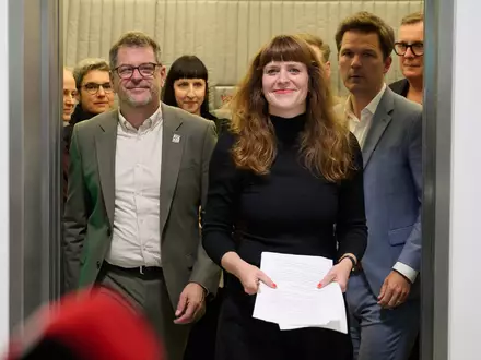 Bei den Gesprächen zur Regierungsbildung zwischen Linke, Grünen und SPD gibt es Fortschritte.  - Foto: Annette Riedl/dpa