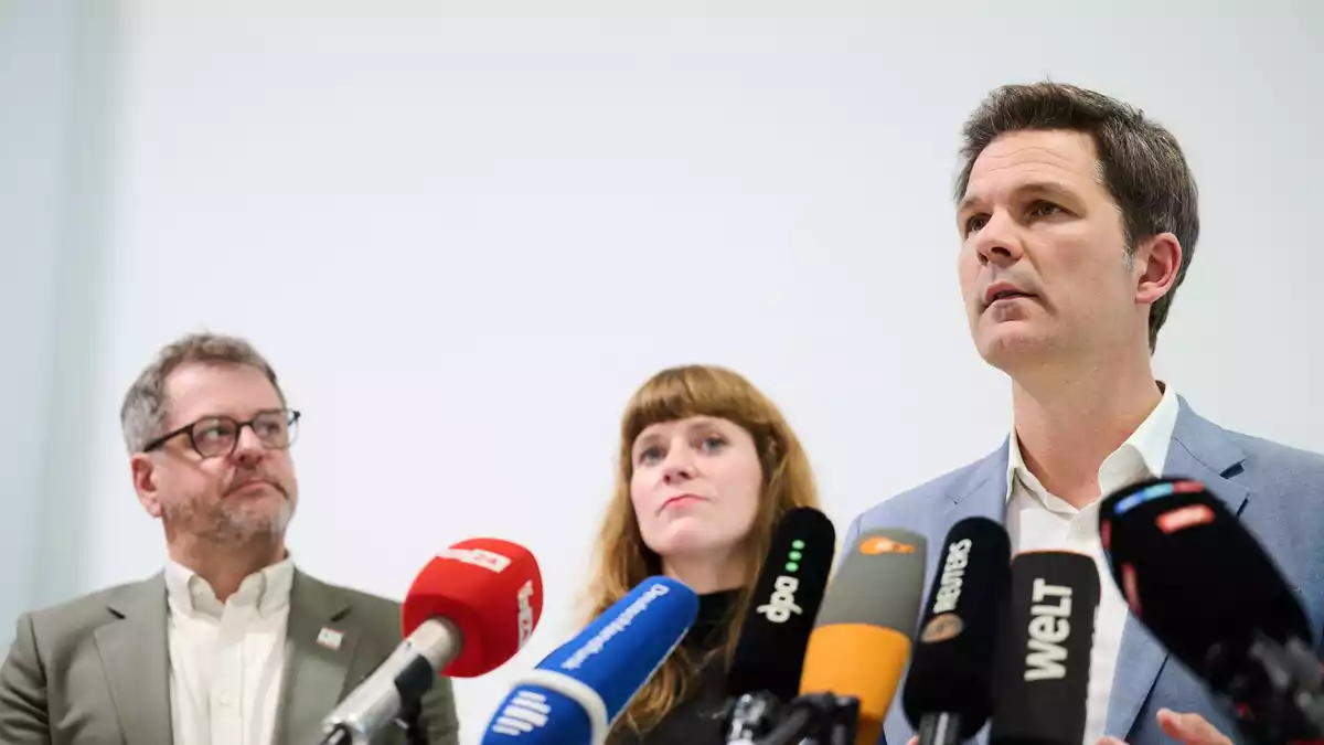 SPD-Chef Steffen Krach (r-l), die Linke-Landesvorsitzende Kerstin Wolter und Grünen-Fraktionschef Werner Graf informierten auf einer Pressekonferenz über Ergebnisse der Vorgespräche zur Regierungsbildung.  - Bild: Annette Riedl/dpa